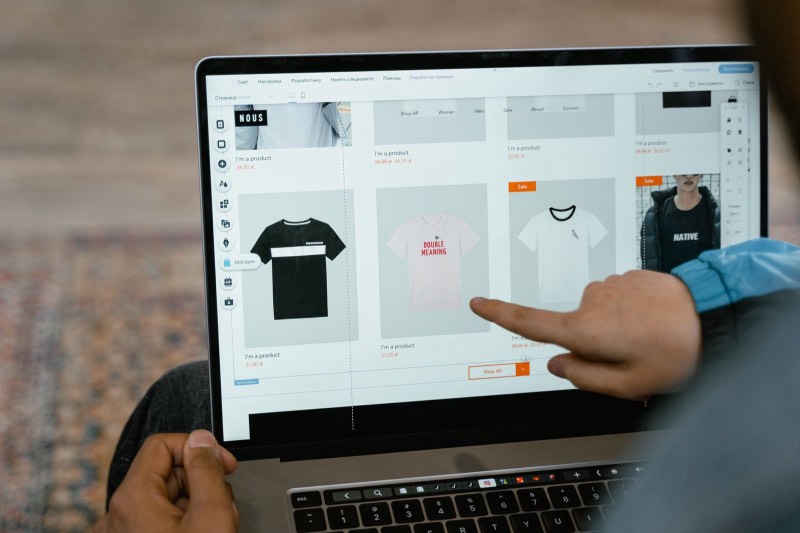 Main pointant un éditeur de site no-code sur ordinateur portable